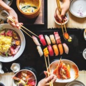 Qui tắc trên bàn ăn Nhật: Nên & Không Nên